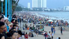 Khách du lịch nội địa đến Nha Trang trong dịp lễ chủ yếu từ TP HCM, khu vực miền Trung, Tây Nguyên, các tỉnh Miền Tây Nam Bộ và Hà Nội. Ảnh: Xuân Ngọc.