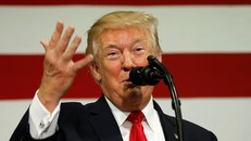 Ông Trump sẽ quyên góp 1 triệu USD nhằm giúp đỡ nạn nhân của siêu bão Harvey. Ảnh: Reuters.