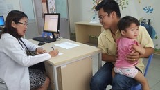 Bác sĩ khám dinh dưỡng cho trẻ. Ảnh: TT.