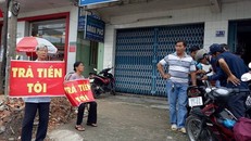 Người dân đến trước văn phòng Qũy tín dụng nhân dân Thái Bình đòi tiền