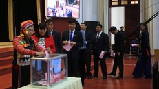 Các đại biểu bỏ phiếu bầu bổ sung Ủy viên UBND tỉnh Lai Châu nhiệm kỳ 2016-2021 Ảnh: Internet