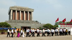 Nhân dân vào Lăng viếng Bác