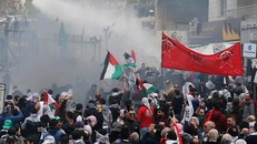 Cảnh sát phun vòi rồng ngăn bạo lực ngoài đại sứ quán Mỹ tại Lebanon