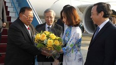 Ủy viên Bộ Chính trị, Thành viên Thường trực Ban Bí thư, Chủ nhiệm Uỷ ban Kiểm tra Trung ương Trần Quốc Vượng đón Tổng Bí thư, Chủ tịch nước Lào Bounnhang Vorachith tại Sân bay Quốc tế Nội Bài. (Ảnh: Văn Điệp/TTXVN)