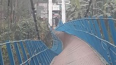 Cầu treo bắc qua sông Trường bị đứt cáp khiến học sinh lớp 4 rơi xuống sông