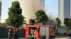 Xe chữa cháy đến hiện trường dập lửa