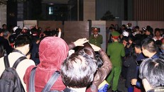 Người dân và báo chí tụ tập xem khám xét nhà Vũ “nhôm” tại số 82 Trần Quốc Toản, Đà Nẵng vào tối 21/12. Ảnh: Nguyễn Thành.