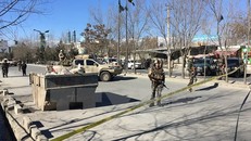 Lực lượng an ninh Afghanistan gác tại hiện trường vụ nổ ở Kabul ngày 28/12. (Nguồn: AFP)