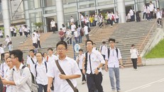 Thi tuyển vào lớp 10 các trường THPT công lập sẽ căng thẳng. Ảnh: Đ.H.