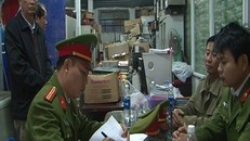 Cơ quan chức năng đang tiến hành khám xét trụ sở HTX Thương mại, dịch vụ Thuận Thành của bà Hương 