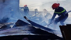 Lực lượng cứu hộ dập tắt đám cháy. Ảnh: N.L