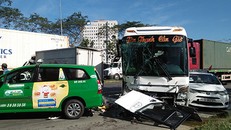 Tai nạn giao thông giữa xe container và xe buýt khiến hai người bị thương tại huyện Bình Chánh, TP HCM. Ảnh: Tin Tin