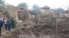 Các lực lượng chức năng điều tra nguyên nhân vụ nổ tại nhà ông Nguyễn Văn Tạo (SN 1973) ở Thôn Quan Độ, xã Văn Môn, huyện Yên Phong, tỉnh Bắc Ninh làm 2 người chết, 8 người bị thương. Ảnh: Thái Hùng/TTXVN