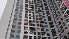 Cư dân Goldmark City 136 Hồ Tùng Mậu (Hà Nội) căng băng rôn đòi quyền lợi với chủ đầu tư