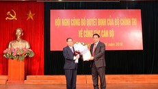  Đồng chí Phạm Minh Chính trao Quyết định và chúc mừng đồng chí Điểu K'Ré