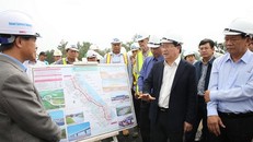 Phó Thủ tướng Trịnh Đình Dũng cùng lãnh đạo Bộ GTVT, UBND tỉnh Quảng Nam kiểm tra công trường xây dựng tuyến cao tốc Đà Nẵng-Quảng Ngãi (đoạn đi qua tỉnh Quảng Nam) ngày 8/12/2017. Ảnh: VGP/Xuân Tuyến