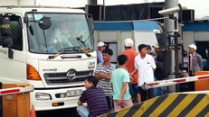 Các tài xế đậu xe không chịu mua vé. Ảnh: Tư Huynh.