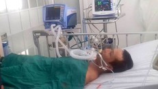 Anh A được chăm sóc tại bệnh viện