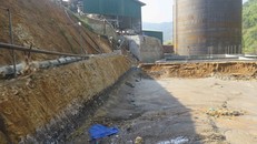 Huyện Điện Biên đã yêu cầu tạm dừng hoạt động nhà máy vỡ bể chứa nước thải để khắc phục sự cố. Ảnh: DT.