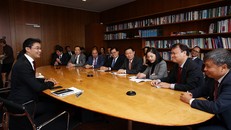 Phó Thủ tướng Vương Đình Huệ tới thăm và làm việc tại trụ sở WEF tại Geneva, Thụy Sỹ hồi tháng 9/2017. Ảnh VGP