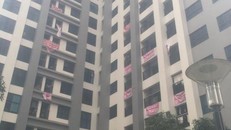 Nhiều hộ dân ở khu chung cư Goldmark City treo băng rôn "tố" chủ đầu tư.