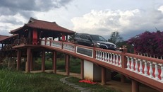 Xe hơi loại 7 chỗ ngồi lưu thông qua cầu.