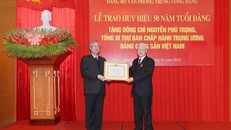 Ủy viên Bộ Chính trị, Thành viên Thường trực Ban Bí thư, Chủ nhiệm Ủy ban Kiểm tra Trung ương Trần Quốc Vượng trao tặng Huy hiệu 50 năm tuổi Đảng cho Tổng Bí thư Ban Chấp hành Trung ương Đảng Cộng sản Việt Nam Nguyễn Phú Trọng. (Ảnh: Trí Dũng/TTXVN)