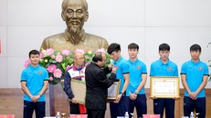 Thủ tướng với các cầu thủ U23