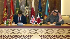 Ký một thỏa thuận mua 24 máy báy chiến đấu Typhoon của Anh. (Ảnh: AFP/TTXVN)