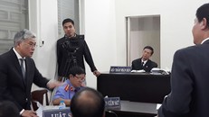 Các bên đặt câu hỏi cho nhau tại tòa. Ảnh: Hải Duyên.