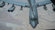 Một máy bay B-52 của Mỹ được tiếp nhiên liệu trên không.