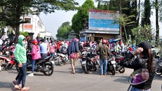 Khong duoc tra luong Tet, nghin cong nhan bao vay cong ty hinh anh 1 Công nhân tụ tập trước cổng công ty đòi lương. Ảnh: Ngọc An.