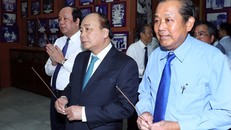 Thủ tướng Nguyễn Xuân Phúc và Phó Thủ tướng Trương Hòa Bình dâng hương tưởng nhớ Luật sư Nguyễn Hữu Thọ. Ảnh: VGP/Quang Hiếu