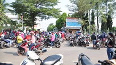 Công nhân tụ tập trước cổng doanh nghiệp phản ứng. Ảnh báo Đồng Nai