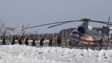 Lực lượng cứu hộ làm nhiệm vụ tại hiện trường vụ tai nạn. Ảnh: THX/TTXVN