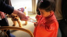 Trẻ nhận được nhiều bài học qua phong tục otoshidama. Ảnh: Giapponizzati