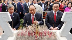 Thủ tướng Nguyễn Xuân Phúc và các đại biểu dâng hương, hoa tại Tượng đài Hoàng đế Quang Trung.