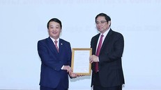 Đồng chí Phạm Minh Chính trao quyết định cho đồng chí Hầu A Lềnh.