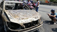 Xe Camry cháy trơ khung. Ảnh: Nguyễn Khoa.