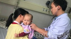 Bác sĩ cấp cứu điều trị nhiễm độc chì cho bệnh nhi