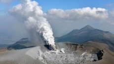 Núi lửa Shinmoe trên đảo Kyushu, Nhật Bản phun trào ngày 12/10/2017. Ảnh: Kyodo/TTXVN.