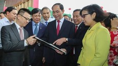 Chủ tịch nước Trần Đại Quang thăm gian trưng bày của TTXVN tại Hội báo toàn quốc. (Ảnh: Lê Minh Sơn/Vietnam+)