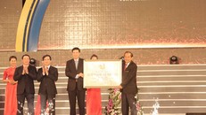 Phó Thủ tướng Thường trực Chính phủ Trương Hoà Bình trao "Bằng xếp hạng xếp hạng Di tích quốc gia đặc biệt Đền Cửa Ông" cho lãnh đạo tỉnh Quảng Ninh. Ảnh: VGP/Lê Sơn