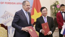 Phó Thủ tướng Phạm Bình Minh và Ngoại trưởng Nga Sergei Lavrov. Ảnh Lương Thái Linh