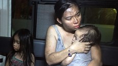  Con gái võ sư địu hai con vượt biển lửa ở chung cư Carina