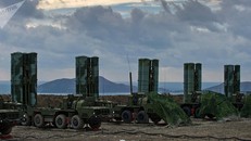 Tên lửa phòng không S-400 của Nga. Ảnh Sputnik