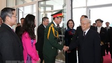 Cán bộ, nhân viên Đại sứ quán Việt Nam và đại diện cộng đồng đón Tổng Bí thư Nguyễn Phú Trọng tại sân bay quân sự Orly ở thủ đô Paris. (Ảnh: Trí Dũng/TTXVN)