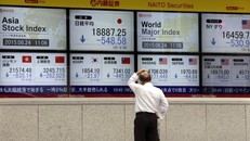 Sắc đỏ bao trùm chứng khoán châu Á. Ảnh: Reuters