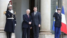 Tổng thống Pháp Emmanuel Macron đón Tổng Bí thư Nguyễn Phú Trọng. Ảnh: Trí Dũng/TTXVN