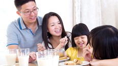 Bắt đầu ngày mới với bữa sáng có sữa tươi để duy trì sự năng động các thành viên trong gia đình